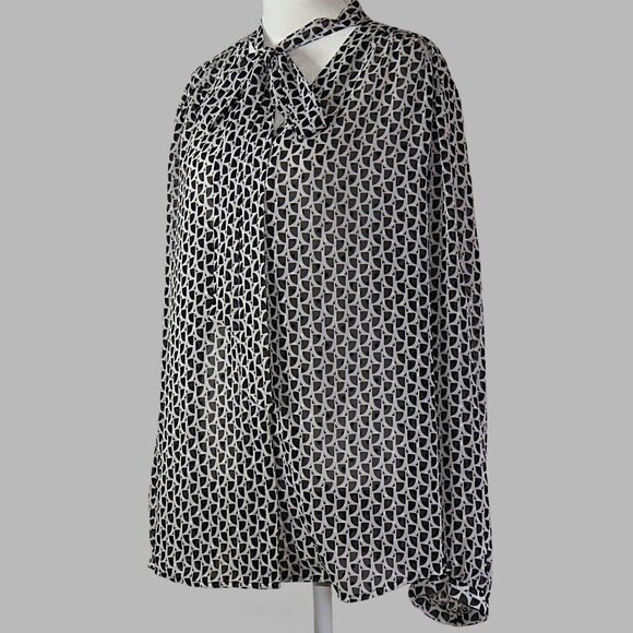 Chico's Women's Geo Bow Semi-Shear Concealed Botton Closure Top Size 3 16XL C461 - Picture 4 of 6